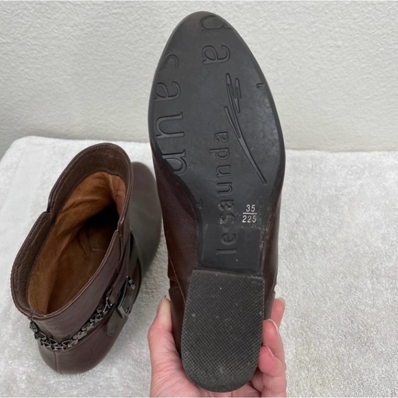 Le Saunda Women's Brown Leather Studded Flat Pull On Bootie Size 5 Classic Boho - Picture 11 of 16